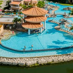 Ground-level 4BR Lake View Condo, Walk to Beach