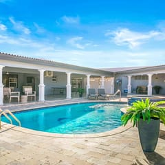5BR Home w/ Private Pool, Walk to Mangel Halto