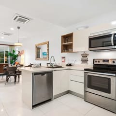 2BR Condo w/ Pool-View Balcony near Palm Beach