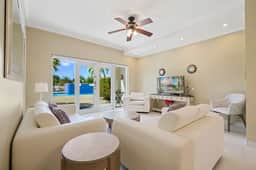 2BR Townhouse w/ Pool View, 1 Min to Eagle Beach - Image 2