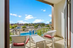 2BR Townhouse w/ Pool View, 1 Min to Eagle Beach - Image 4