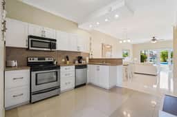 2BR Townhouse w/ Pool View, 1 Min to Eagle Beach - Image 5