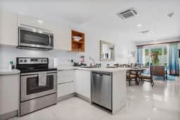 Spacious 2BR Condo w/ Free Parking near Palm Beach - Image 3