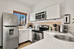 2BR Townhouse w/ Backyard & Pool, near Arashi - Image 5