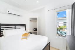 Poolside 1BR Retreat w/ Kitchen near Eagle Beach - Image 5