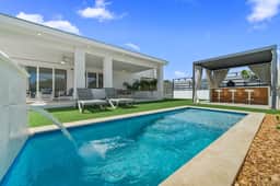 Modern 3BR Villa w/ Pool & Cabana, Oranjestad - Image 2
