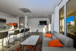 Stylish 2BR Condo w/ Pool near Palm Beach - Image 2