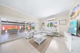 Oranjestad Retreat: 4BR Paradise with Private Pool - Image 2