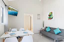 Chic 2BR Apt w/ Patio & Shared Pool, Noord - Image 3