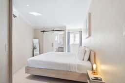 Chic 2BR Apt w/ Patio & Shared Pool, Noord - Image 5