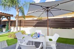 Chic 2BR Apt w/ Patio & Shared Pool, Noord - Image 2