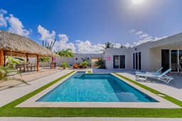Incredible 4BR w/ Private Pool near Palm Beach - Image 3