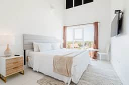 Top-Floor 2BR Condo w/ High Ceilings, Noord - Image 4