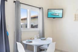 1BR Apt w/ Shared Plunge Pool & Garden, Noord - Image 4