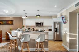 Ground-level 4BR Lake View Condo, Walk to Beach - Image 3