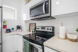 Third-Floor 2BR Condo w/ Lap Pool & Gym, Noord - Image 5