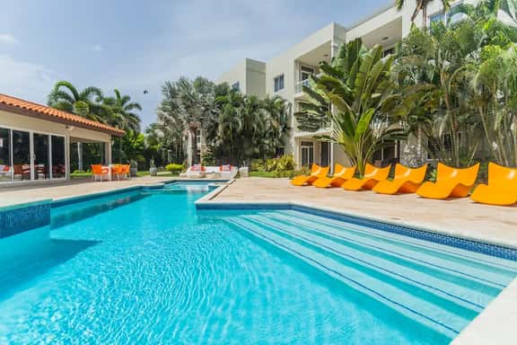 2BR Condo w/ Balcony & Pool near Eagle Beach - Image 1