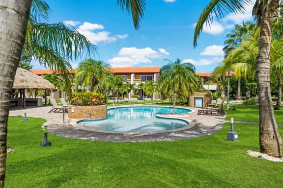 3BR Condo w/ Patio & Pool near Eagle Beach - Image 1