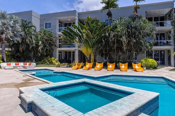 2BR Condo w/ Pool, Hot Tub & Gym near Eagle Beach - Image 1