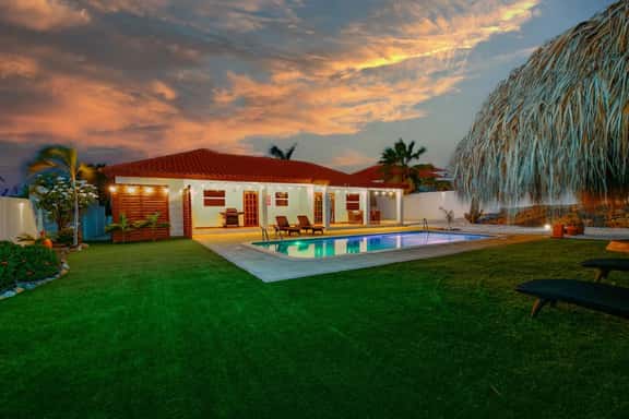 3BR Villa w/ Private Pool near Palm Beach - Image 1