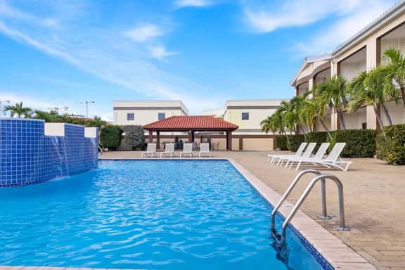 2BR Townhouse w/ Pool View, 1 Min to Eagle Beach - Image 1