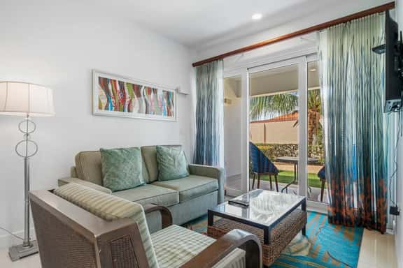 Spacious 2BR Condo w/ Free Parking near Palm Beach - Image 1