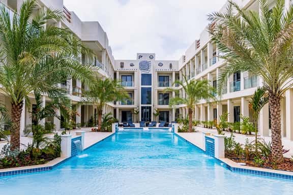 2BR Condo w/ Balcony & Pool, near Palm Beach - Image 1