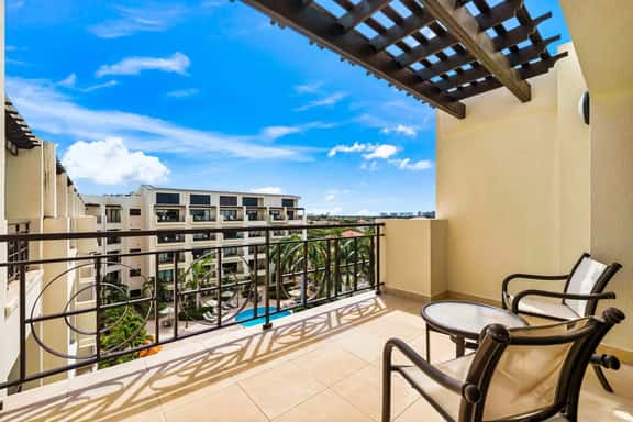 Loft-Style 2BR Condo w/ Pool View, Palm Beach - Image 1