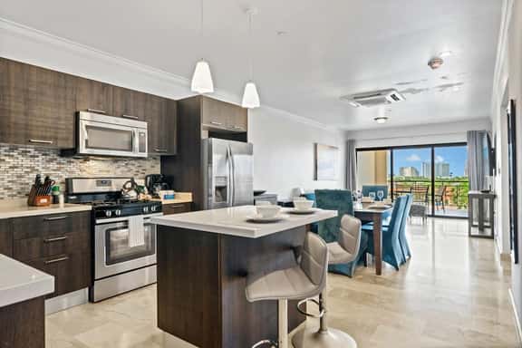 2BR Condo w/ Pool & Gym, near Palm Beach - Image 1