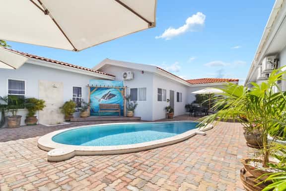 Cozy 1BR Condo w/ Pool & BBQ near Eagle Beach - Image 1