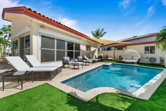 3BR Home w/ Pool & BBQ near Palm Beach - Image 1