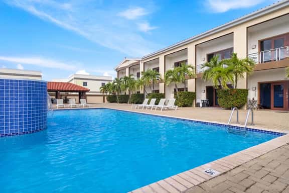 2BR Condo w/ Pool & Balcony, 1 Min to Eagle Beach - Image 1