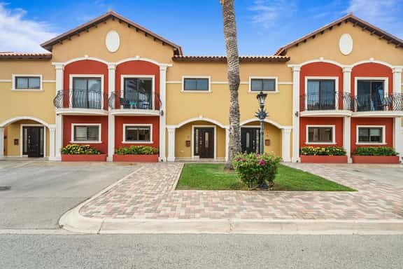 3BR Townhouse w/ Patio & Pool, Gold Coast Aruba - Image 1