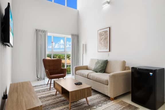 Bright 2BR Condo w/ Lap Pool & Gym, Noord - Image 1