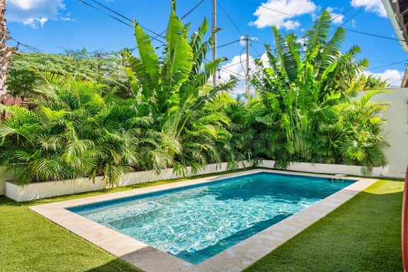 Backyard Bliss: 4BR Pool Home near Palm Beach - Image 1
