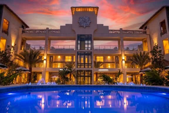 2BR Condo w/ Pool & Jacuzzi, near Eagle Beach - Image 1