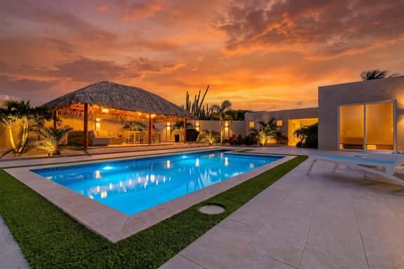 Incredible 4BR w/ Private Pool near Palm Beach - Image 1