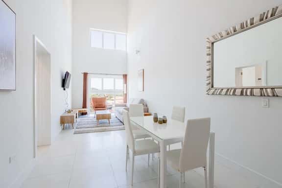 Top-Floor 2BR Condo w/ High Ceilings, Noord - Image 1
