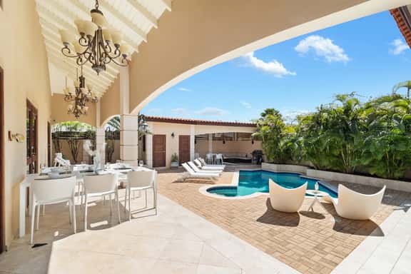 Colorful 4BR Pool Villa near Palm Beach - Image 1