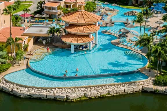 Ground-level 4BR Lake View Condo, Walk to Beach - Image 1