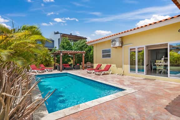 3BR Home w/ Private Pool & BBQ near Palm Beach - Image 1