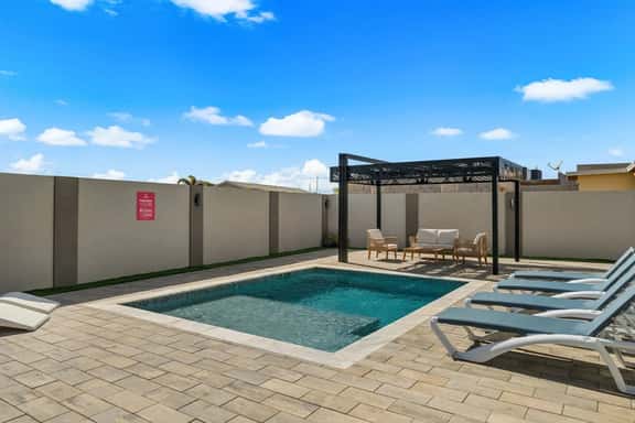 Modern 3BR Villa w/ Pool & Pergola, Noord - Image 1