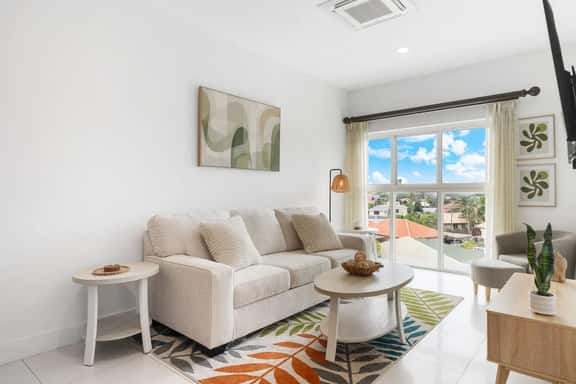 Third-Floor 2BR Condo w/ Lap Pool & Gym, Noord - Image 1