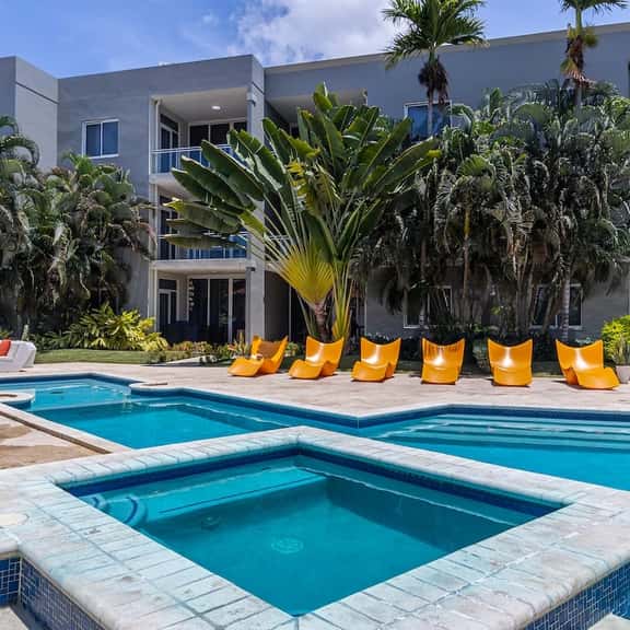 2BR Condo w/ Pool, Hot Tub & Gym near Eagle Beach - Image 1