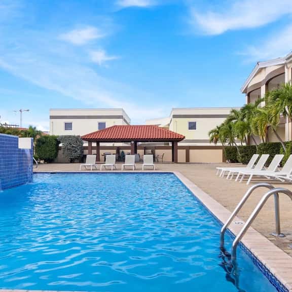 2BR Townhouse w/ Pool View, 1 Min to Eagle Beach - Image 1