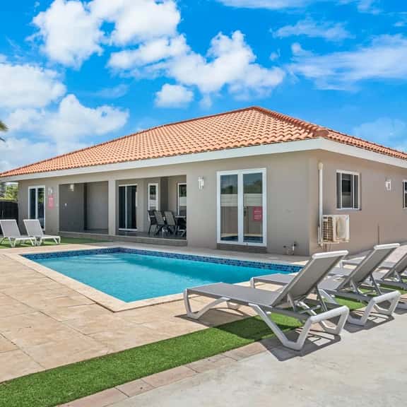 Modern 4BR Pool Villa, 3 Min to the Beach - Image 1