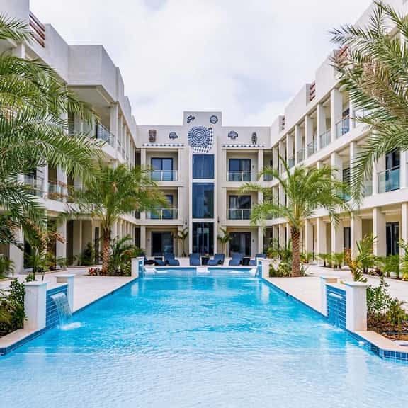 2BR Condo w/ Balcony & Pool, near Palm Beach - Image 1