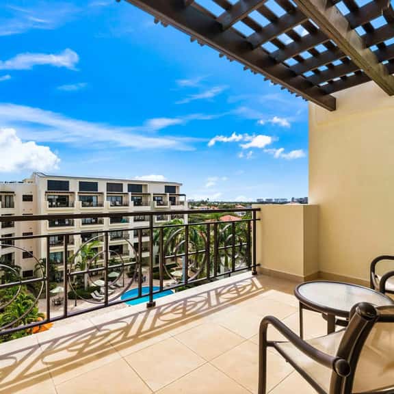 Loft-Style 2BR Condo w/ Pool View, Palm Beach - Image 1