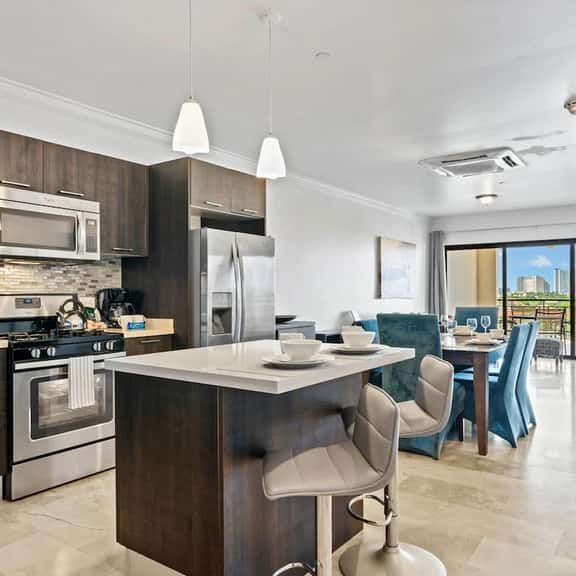 2BR Condo w/ Pool & Gym, near Palm Beach - Image 1