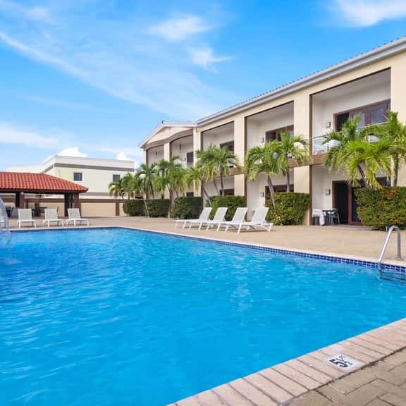 2BR Condo w/ Pool & Balcony, 1 Min to Eagle Beach - Image 1
